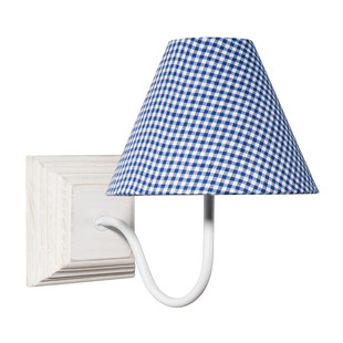 Weißer Wandleuchter mit blau kariertem Lampenschirm